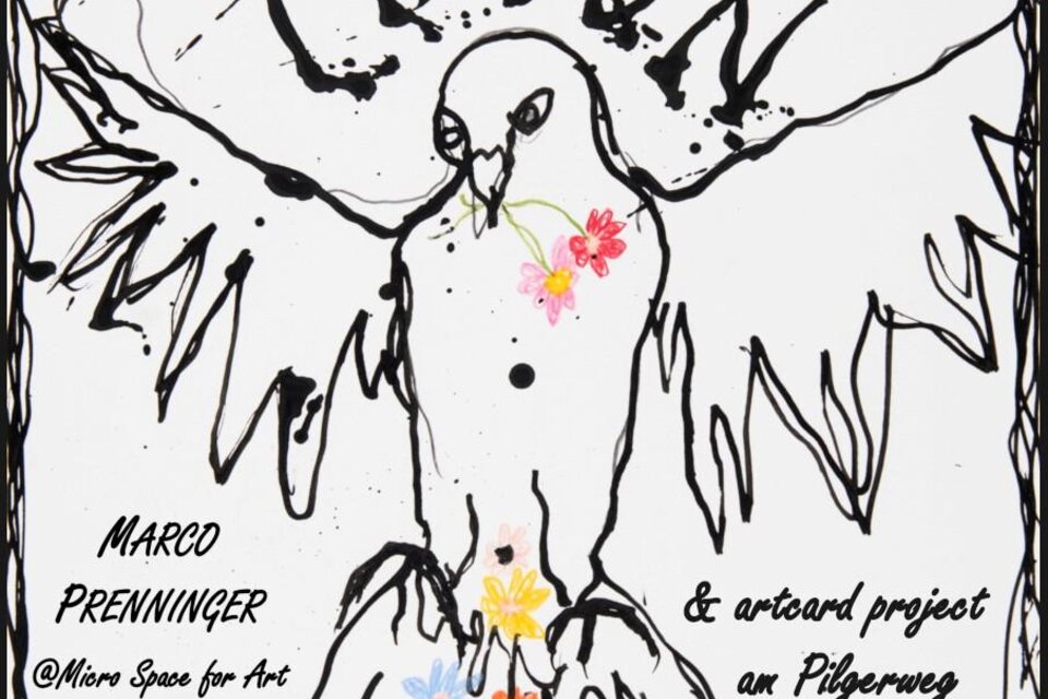 Eine künstlerische Darstellung einer Frau mit blonden Haaren, die ein Stück Pizza isst. Der Hintergrund ist rosa und die Frau trägt ein Blumenmuster. | © Micro Space for Art, Katharina Huemer
