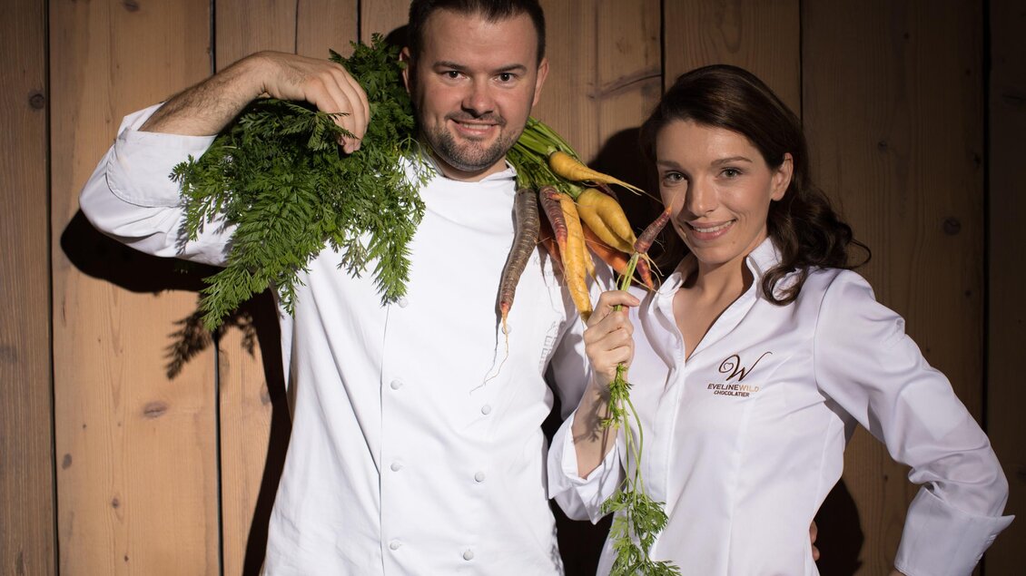 Stefan Eder und Eveline Wild mit frischen Zutaten im Hotel WILDe EDER in St. Kathrein am Offenegg | © Der WILDe EDER