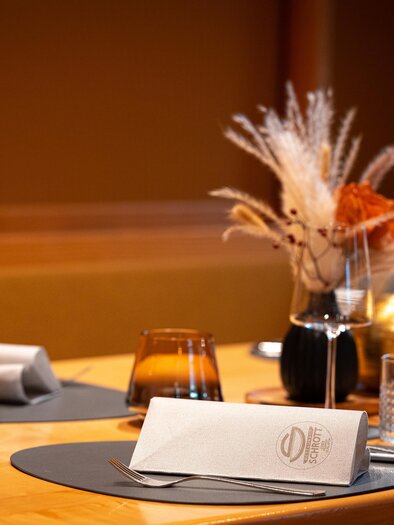 Ein elegant gedeckter Tisch mit Gläsern und einem schönen Blumenarrangement. Die Atmosphäre ist warm und einladend. | © Rene Strasser