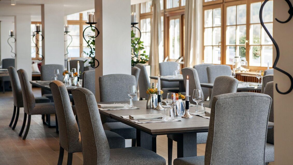 Ein elegantes Restaurant mit modernen Möbeln und großen Fenstern. Die Tische sind schön gedeckt und bieten eine einladende Atmosphäre. | © Seehotel Grundlsee
