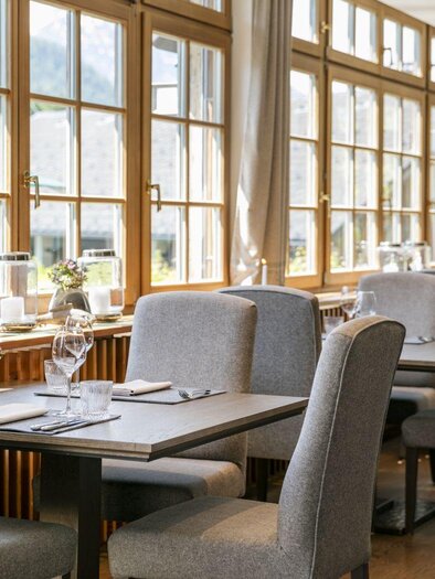 <p>Das moderne Restaurant im Seehotel Grundlsee mit großen Fenstern und einen direkten Blick auf den Grundlsee. Die Tische sind elegant gedeckt und laden zum Verweilen ein.</p> | © Seehotel Grundlsee