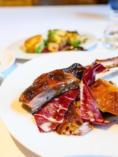 When the days get shorter and autumn shows its most beautiful colors, it's time for a true classic of regional cuisine: the **goose season**. Look forward to crispy roasted goose at Haberl & Fink's in Walkersdorf, lovingly prepared side dishes, and autumn specialties that are served with the best ingredients from the region. | © Haberl-Fink