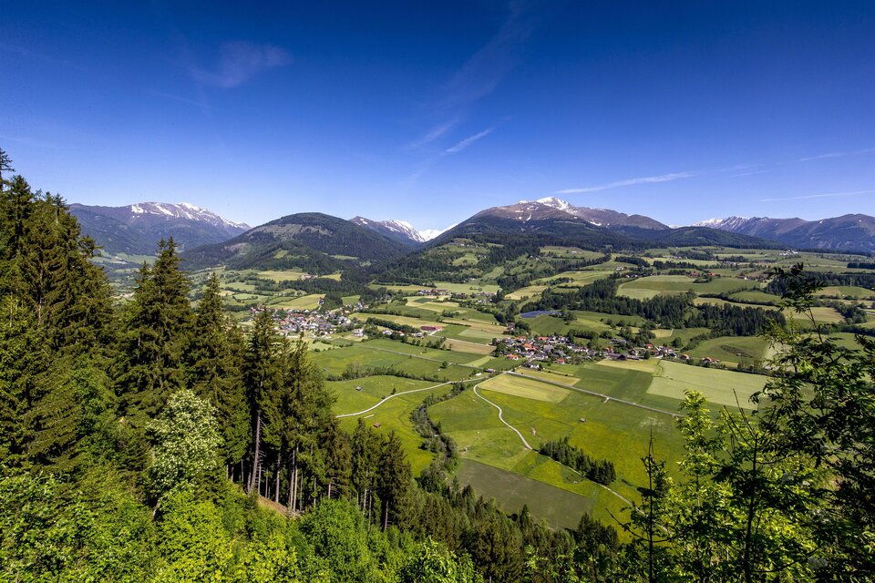 Eine wunderschöne Aussicht auf die Berge und das grüne Tal. Die Landschaft ist von Wäldern und Wiesen geprägt. | © TV Murau