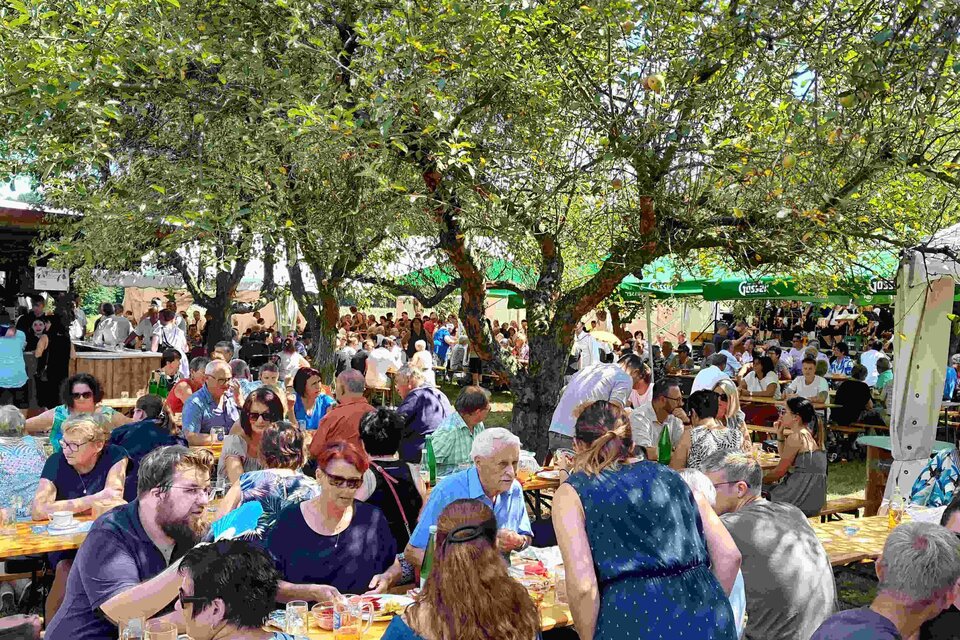<p>Großes Gartenfest in Edersgraben bei Feldbach mit zahlreichen Besucherinnen und Besuchern unter schattigen Bäumen, gemütlichen Festbänken und regionaler Kulinarik – gelebte Gemeinschaft, Vereinskultur und gesellige Sommerstimmung in der Erlebnisregion Thermen- & Vulkanland.</p> | © FF Edersgraben