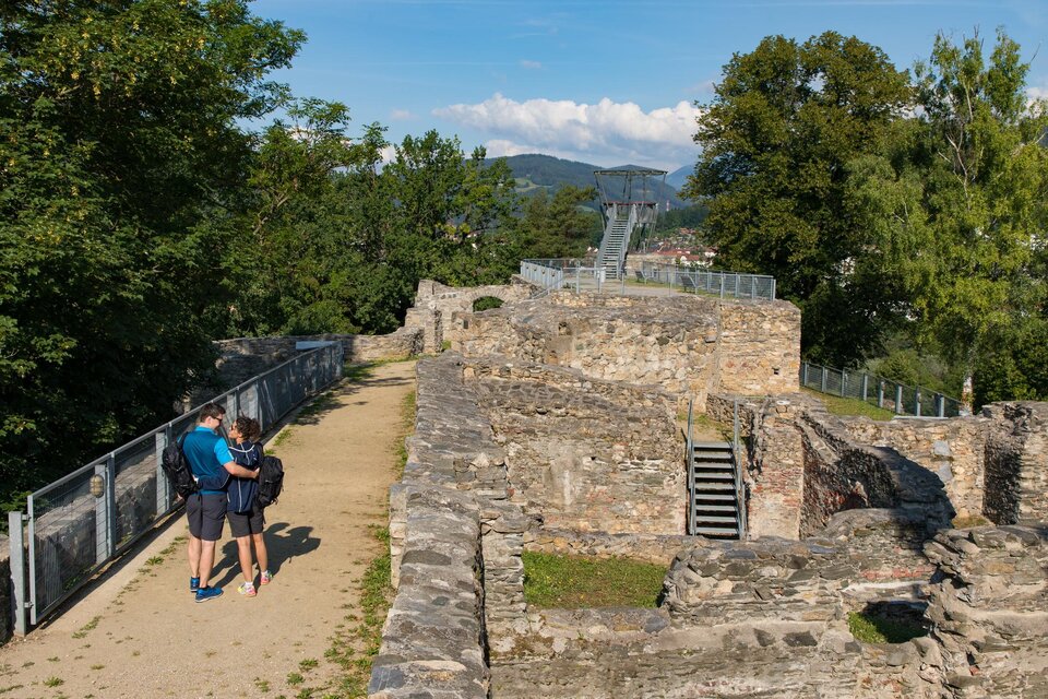 Eine wunderschöne Ruine mit einem schmalen Weg, umgeben von Bäumen. Zwei Personen erkunden die historischen Überreste. | © TVB Erzberg-Leoben