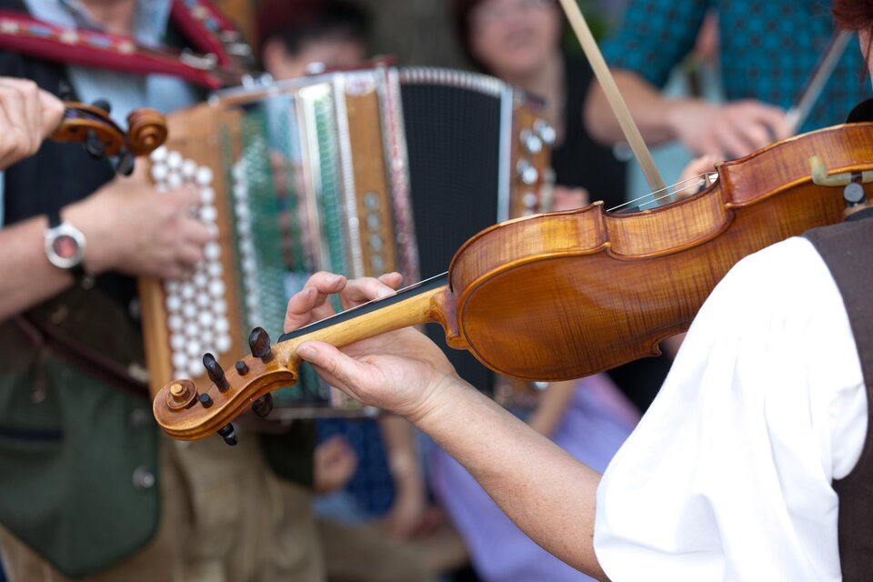Musiker mit Geige und Steirischer Harmonika bei den Geigentagen in Stattegg, Steiermark. | © Region Graz-Harry Schiffer