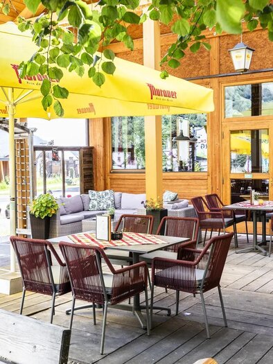 The picture shows the cozy terrace of the event venue with seating options. | © Kreischberg Eck