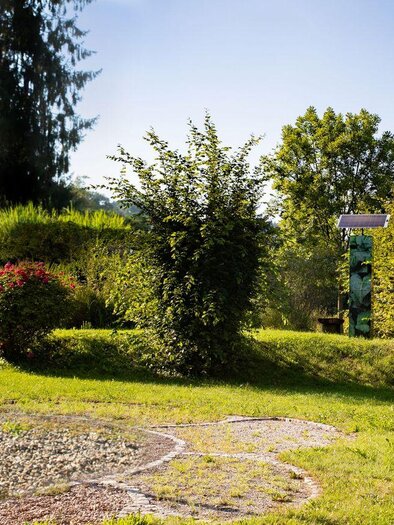 Zwei Gläser mit orangefarbenen Cocktails und Eiswürfeln stehen auf einem Tisch. Nebenbei sind verschiedene Snacks in kleinen Schalen angeordnet. | © AndersOrt Haus der Frauen