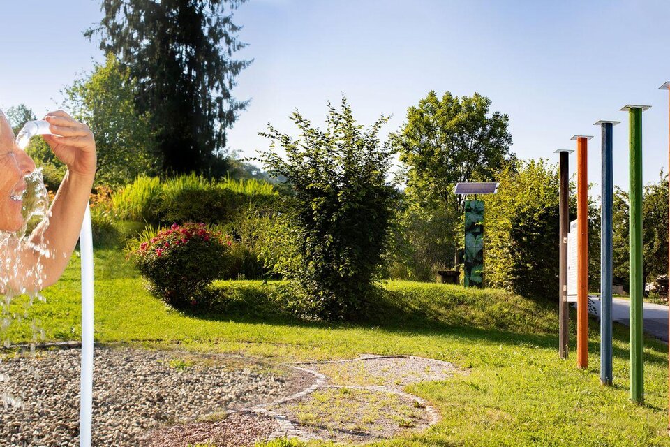 Zwei Gläser mit orangefarbenen Cocktails und Eiswürfeln stehen auf einem Tisch. Nebenbei sind verschiedene Snacks in kleinen Schalen angeordnet. | © AndersOrt Haus der Frauen