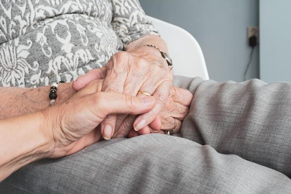Zwei Hände halten sich liebevoll. Eine ältere Hand greift die Hand einer jüngeren Person. | © Pixabay