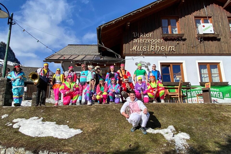 Drei fröhliche Clowns stehen zusammen auf einem festlichen Ereignis. Sie tragen bunte Kostüme und haben einladende Lächeln. | © Trachtenkapelle Tauplitz