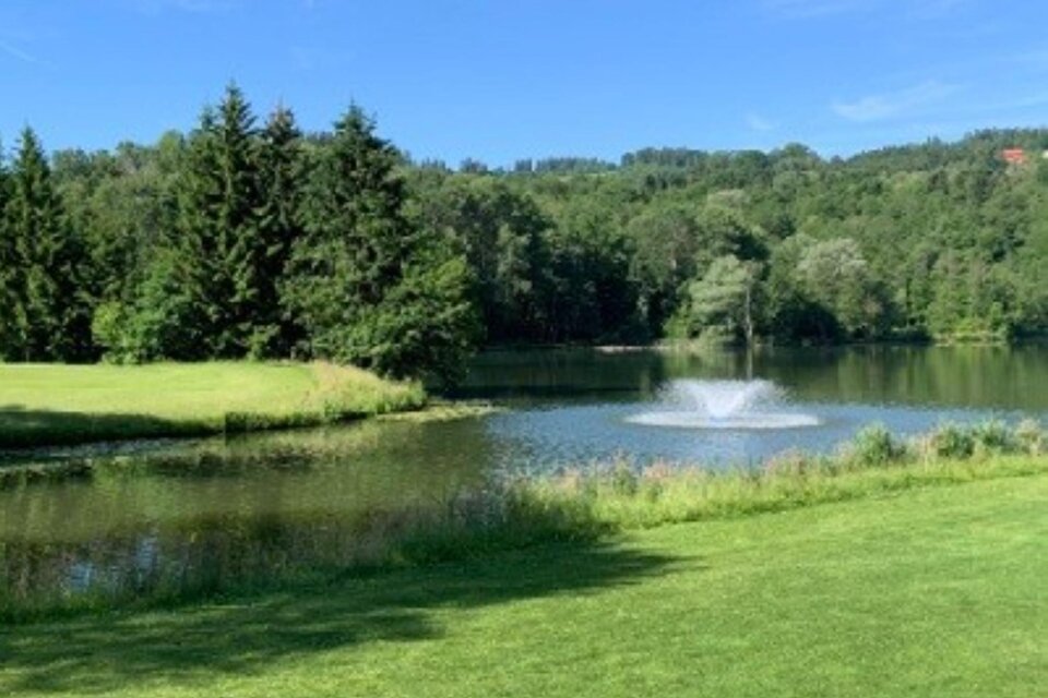 Teich mit Fontäne am Golfplatz Erzherzog Johann, umgeben von Wiesen und Bäumen in der Lipizzanerheimat. | © GEPA Pictures