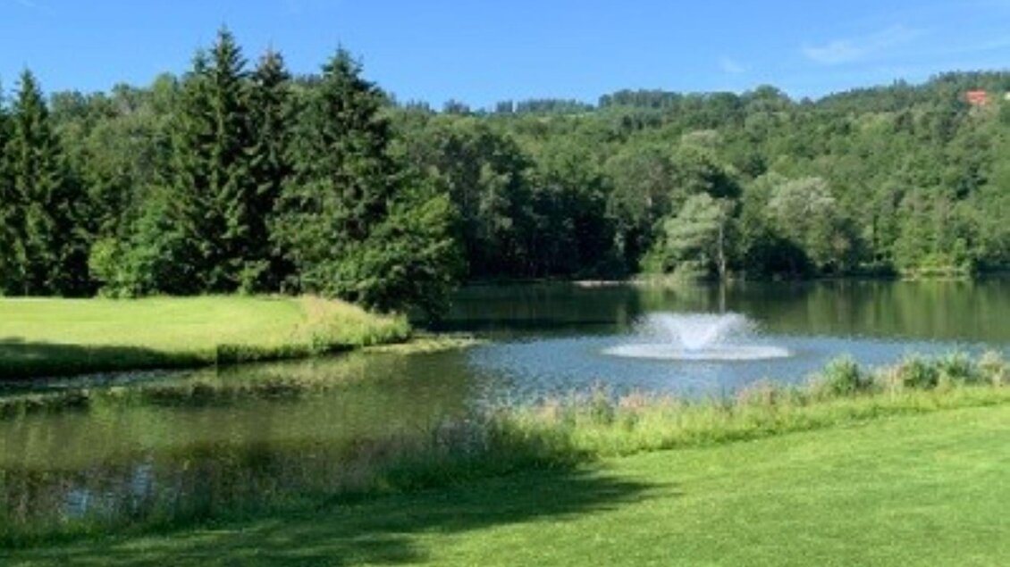 Teich mit Fontäne am Golfplatz Erzherzog Johann, umgeben von Wiesen und Bäumen in der Lipizzanerheimat. | © GEPA Pictures