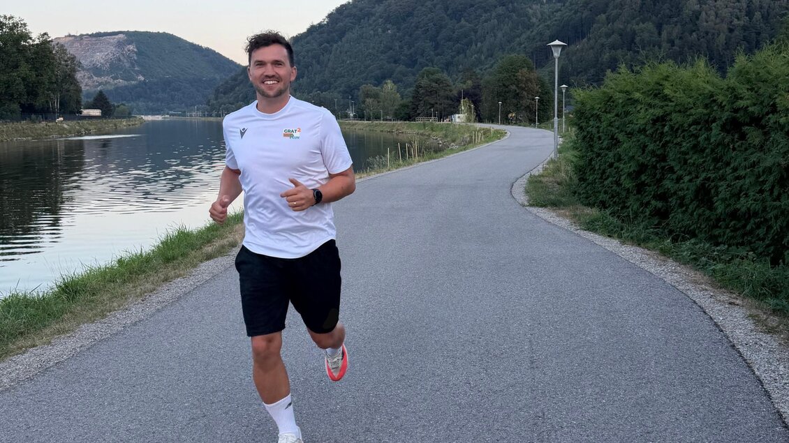 Läufer auf am Murradweg entlang der Mur mit bewaldeten Hängen im Hintergrund. | © Team Grat²Event