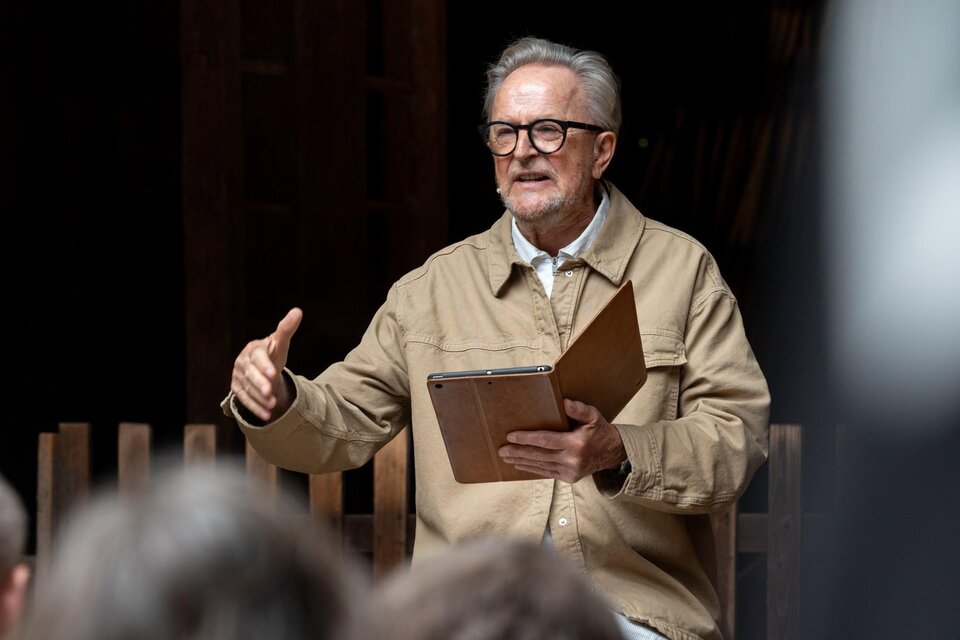 Folke Tegetthoff erzählt beim Storytelling Festival Schlossträume vor Publikum und hält ein Tablet in der Hand. | © David Dunst