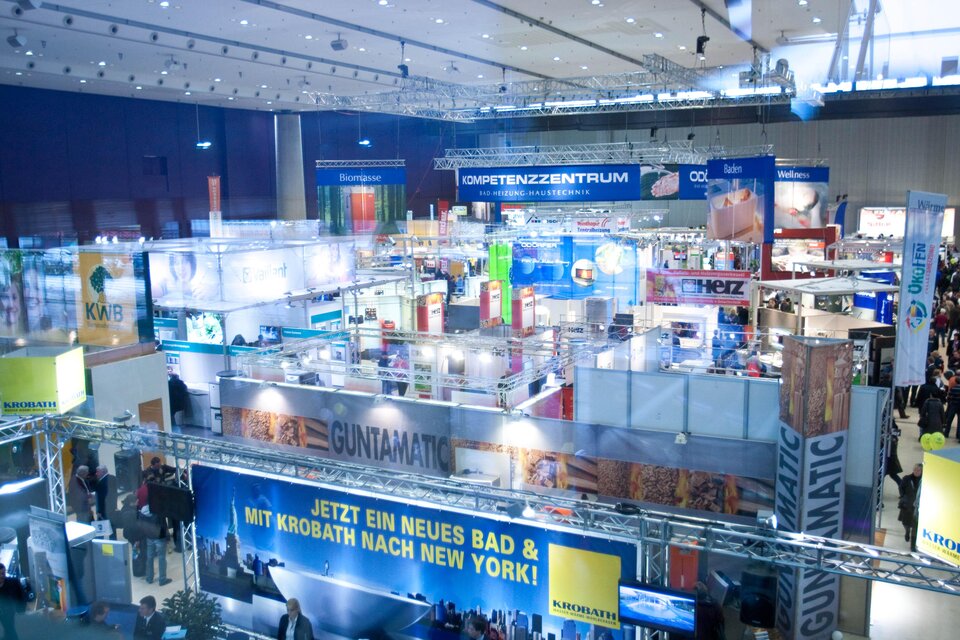 Eine große Messe mit vielen Ständen und Ausstellern. Die Anordnung ist hell beleuchtet und umfasst verschiedene Marken und Produkte. | © Messe