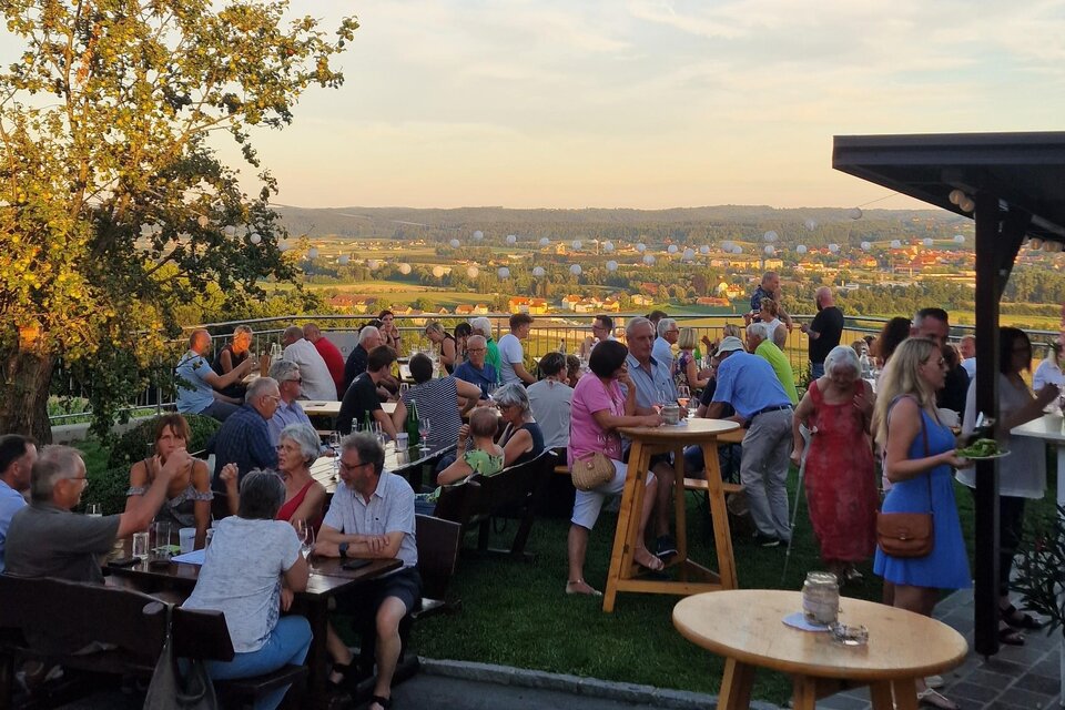 Genießen Sie einen entspannten Sommerabend inmitten der Weinberge und lassen Sie sich von der einzigartigen Atmosphäre des Thermen- & Vulkanlandes verzaubern. Beim **Sommerabend am Weingut Kapper in Fehring** treffen regionale Kulinarik, erlesene Weine und ein beeindruckender Panoramablick auf genussvolle Stunden in geselliger Runde.

 | © Weingut Kapper