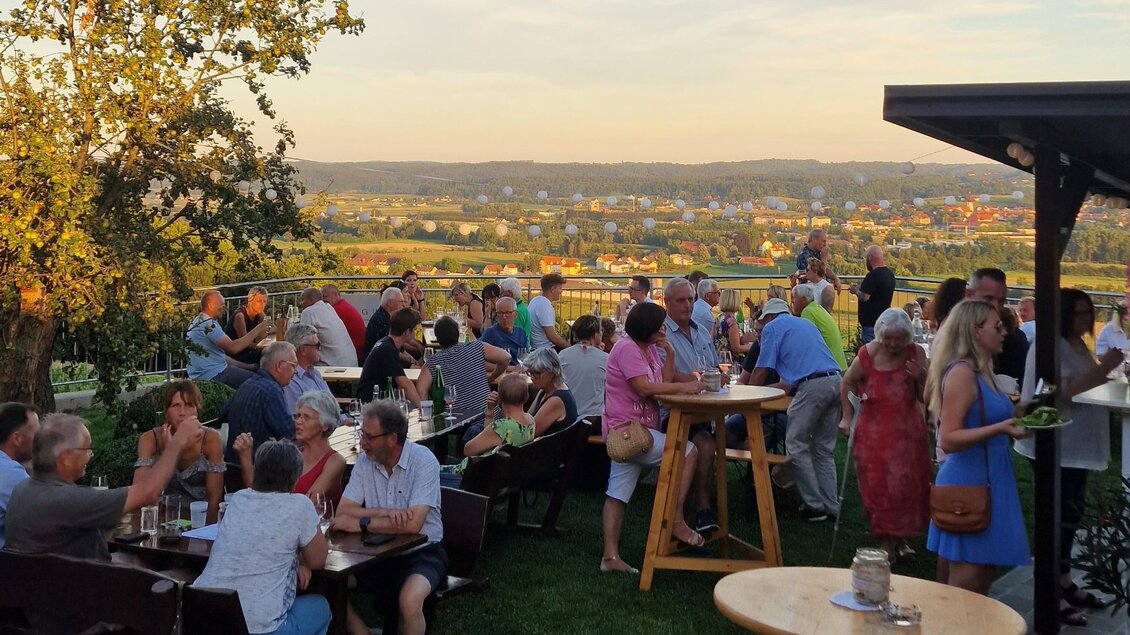 Genießen Sie einen entspannten Sommerabend inmitten der Weinberge und lassen Sie sich von der einzigartigen Atmosphäre des Thermen- & Vulkanlandes verzaubern. Beim **Sommerabend am Weingut Kapper in Fehring** treffen regionale Kulinarik, erlesene Weine und ein beeindruckender Panoramablick auf genussvolle Stunden in geselliger Runde.

 | © Weingut Kapper