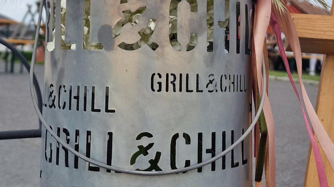 Freuen Sie sich auf einen genussvollen Sommerabend in entspannter Atmosphäre am Weingut Kapper in Fehring. **Grill & Chill** verbindet regionale Kulinarik, feine Weine und geselliges Beisammensein zu einem stimmungsvollen Erlebnis unter freiem Himmel.

 | © Weingut Kapper