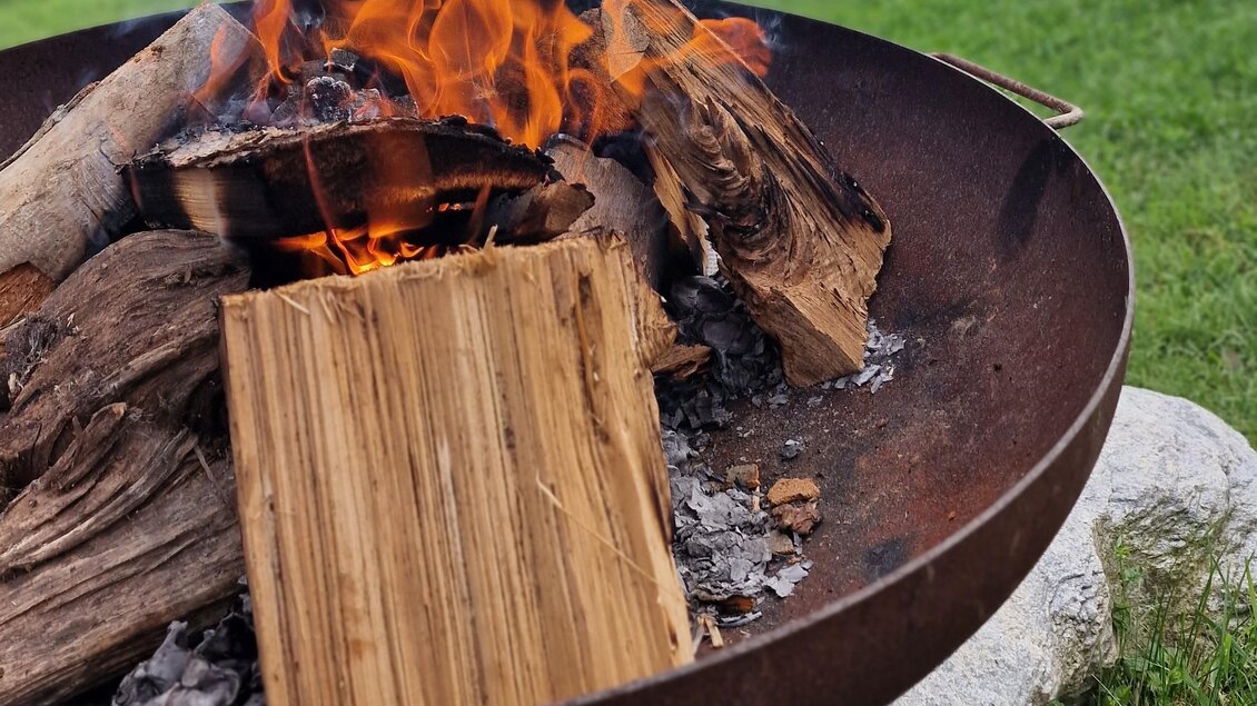 Wenn die Sonne langsam hinter den sanften Hügeln des Thermen- & Vulkanlandes versinkt und das Feuer knistert, beginnt ein Sommerabend voller Genuss und Gemütlichkeit. **Feuer & Wein am Weinberg vom Weingut Kapper in Fehring** lädt dazu ein, den Alltag hinter sich zu lassen und die einzigartige Atmosphäre mitten in den Reben zu erleben.

. | © Weingut Kapper