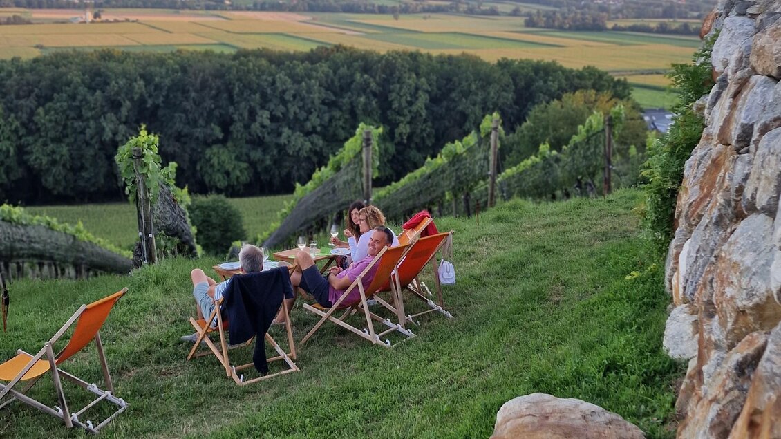 Den Tag entspannt ausklingen lassen – mit einem Glas regionalem Wein, kulinarischen Köstlichkeiten und einem traumhaften Blick über die sanften Hügel des Thermen- & Vulkanlandes. Der Sundowner am Weinberg Kapper in Fehring lädt dazu ein, den Sommer in einzigartiger Atmosphäre zu genießen.

 | © Weingut Kapper