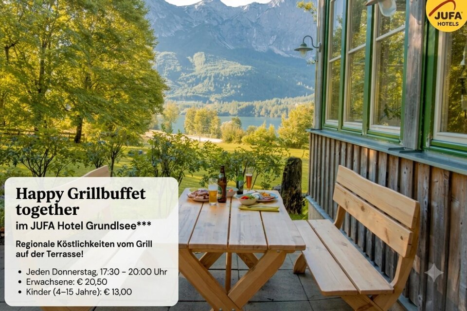 Ein gemütlicher Außenbereich mit Holztisch und -bänken, umgeben von üppiger Natur und Bergen. Im Hintergrund ist ein klarer Himmel zu sehen, der eine entspannte Atmosphäre schafft. | © JUFA Grundlsee