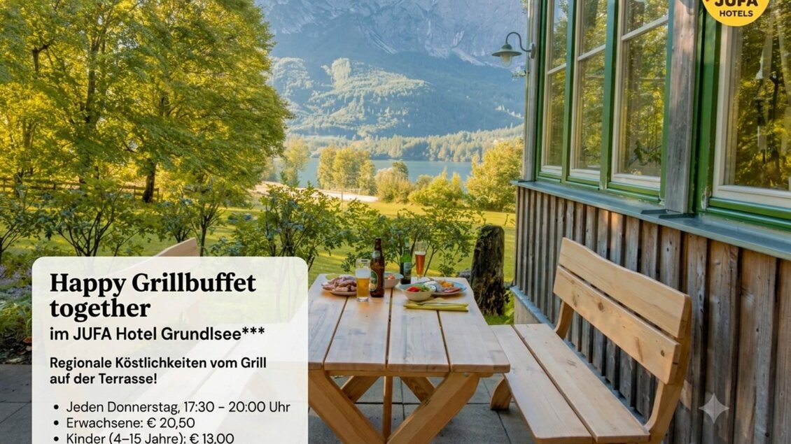 Ein gemütlicher Außenbereich mit Holztisch und -bänken, umgeben von üppiger Natur und Bergen. Im Hintergrund ist ein klarer Himmel zu sehen, der eine entspannte Atmosphäre schafft. | © JUFA Grundlsee