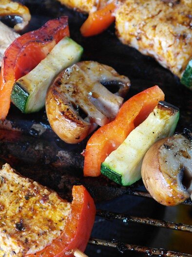 Gegrillte Gemüsespieße auf einem Grill. Sie bestehen aus buntem Gemüse wie Paprika, Zucchini und Champignons. | © Symbolfoto Pixabay