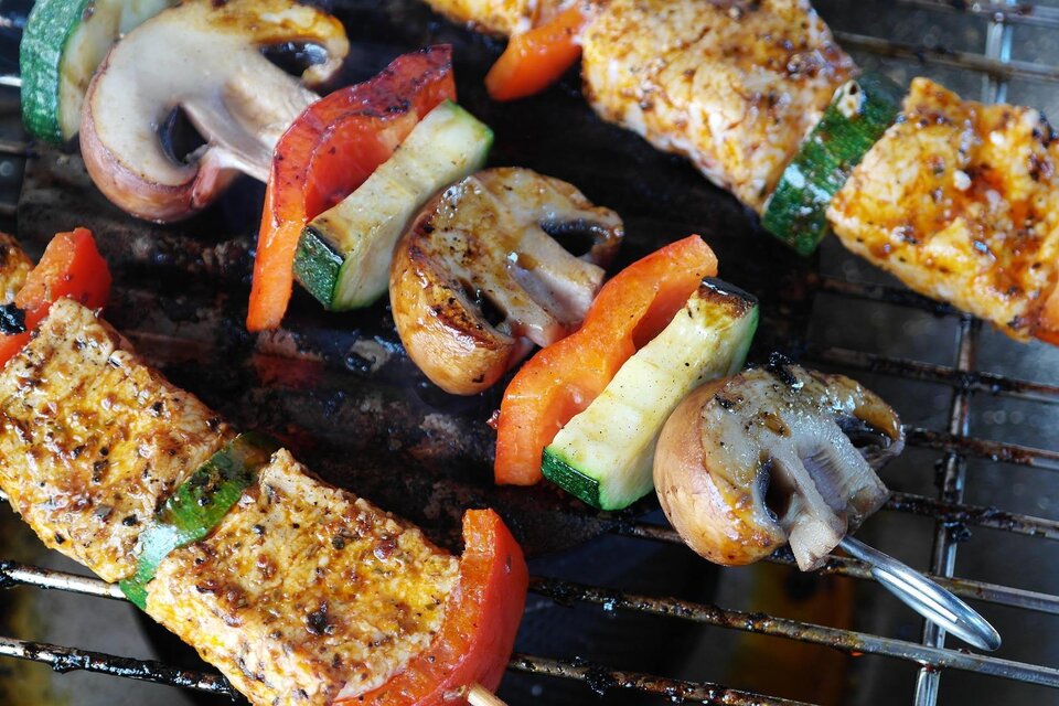 Gemüsegrillspieße auf dem Rost. | © Pixabay