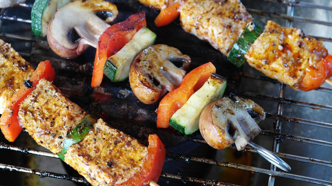 Gemüsegrillspieße auf dem Rost. | © Pixabay
