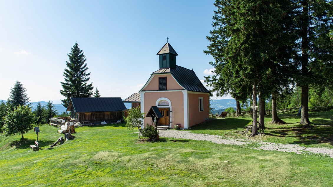 Zu sehen ist eine Kapelle auf einer Waldlichtung. | © Kurt Elmleitner