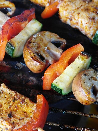 Gemüsegrillspieße auf dem Rost. | © Pixabay