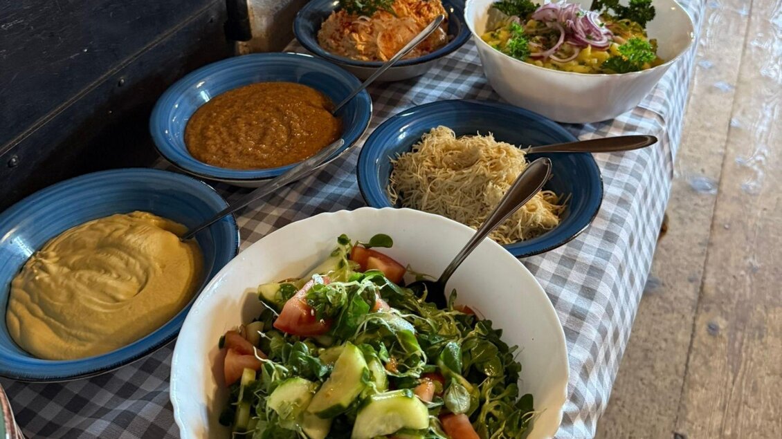 <p>Das Salatbuffet ist ein fester Bestandteil des Grillbuffets in der Eselalm in Bad Mitterndorf. Auf einem gedeckten Tisch kann sich an verschiedenen gemischten Salaten sowie Saucen und Dips bedient werden.</p> | © Eselalm, Bad Mitterndorf