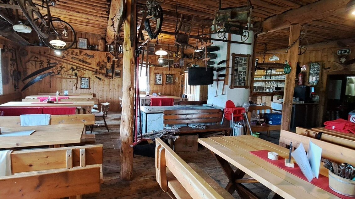 <p>Die urige Gaststube in der Eselalm in Bad Mitterndorf ist mit vielen älteren "Schmuckstücken" dekoriert und die Einrichtung sowie das Gebäude selbst sind aus Holz.</p> | © Eselalm, Bad Mtiterndorf