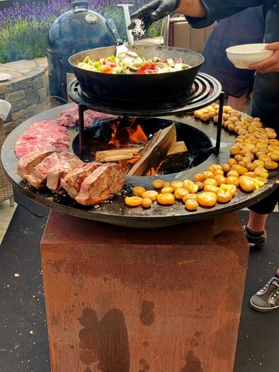 OFYR-Grill mit frischem Grillgut beim WILDen EDER in St. Kathrein am Offenegg | © Trieb Laura