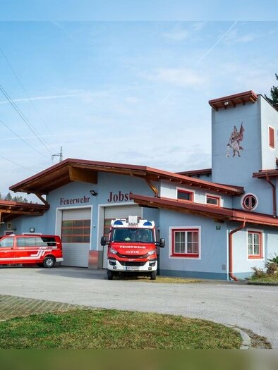 Fire station of the volunteer fire department Jobst in Southeast Styria with emergency vehicles in front of a modern building – regional club activities, volunteer work, and safety center in the experience region of Thermal & Volcanic Land. | © FF Jobst