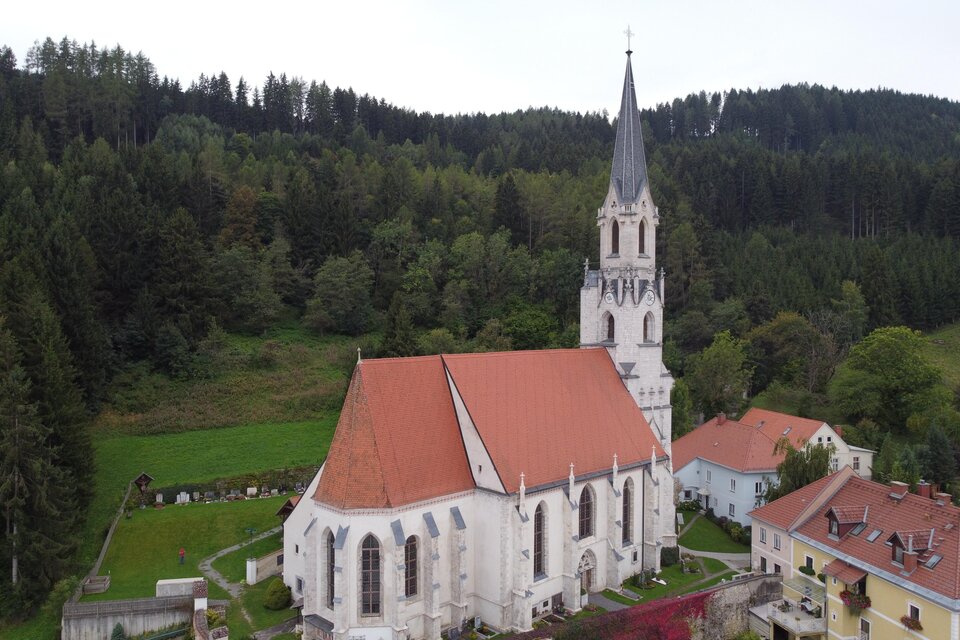 Ein Plakat für das Erntedankfest der Wallfahrtskirche Maria Buch am 9. Oktober 2022. Es zeigt einen roten Apfel und goldene Ähren im Hintergrund. | © Pfarrgemeinderat Maria Buch