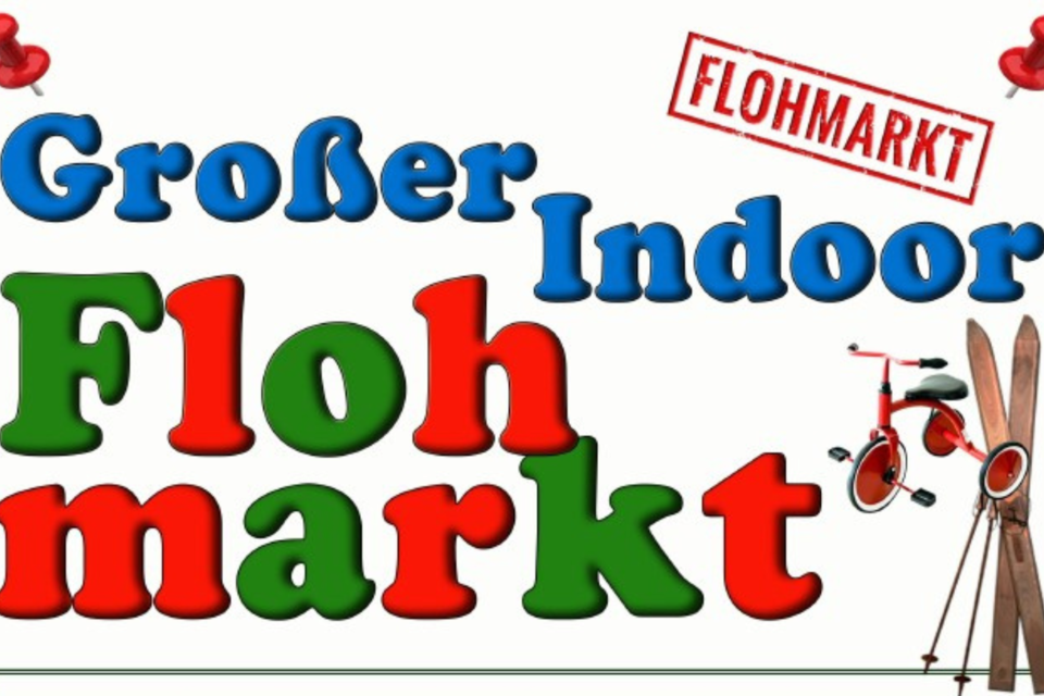Großer Indoor Flohmarkt mit buntem Schriftzug. Es sind Spielzeuge und Ski im Hintergrund zu sehen. | © Beatrix Huber, Leana Grieshofer