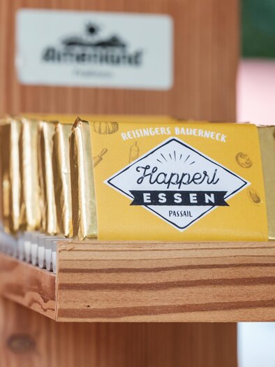 Happerl Eating_Chocolate_Eastern Styria | © Kaufhaus Reisinger