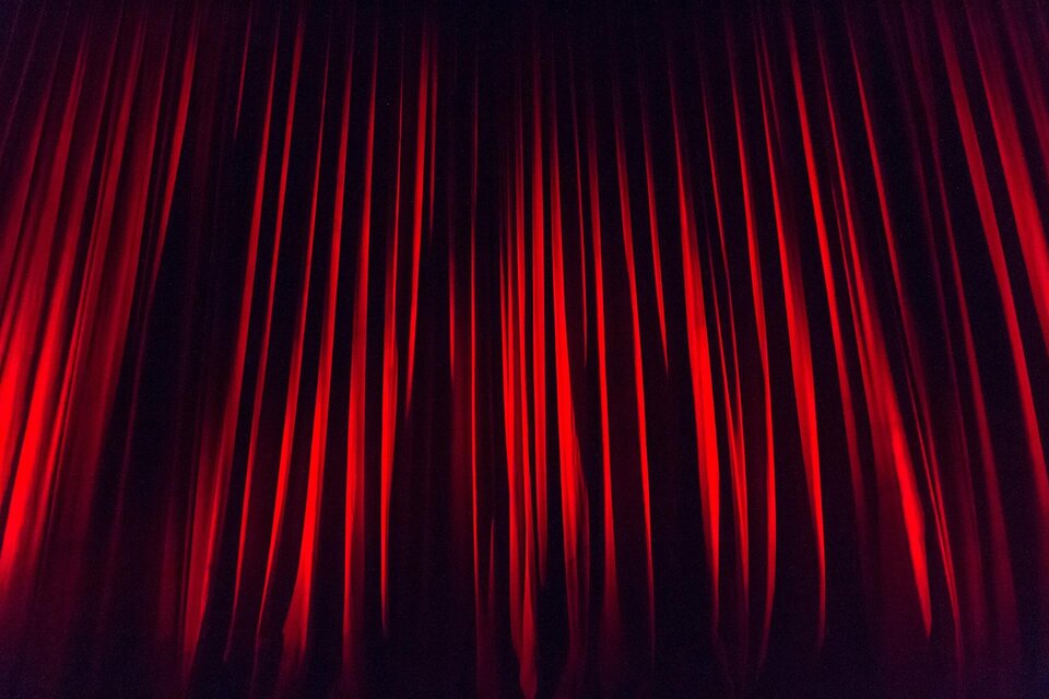 Ein rotes Vorhang aus seidigem Material, das sanft fällt. Die Atmosphäre ist elegant und einladend. | © Pixabay