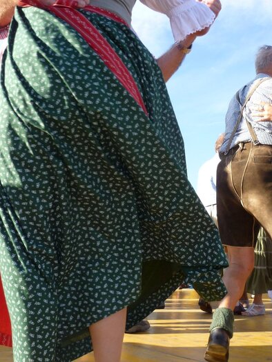 Gäste in Tracht beim Tanzen am Landjugendfest in Neudorf bei Passail | © Tourismusverband Oststeiermark
