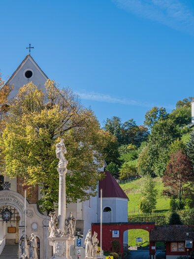 A picturesque landscape with colorful trees and two churches. In the background, a church rises on a hill. | © TVB Südsteiermark