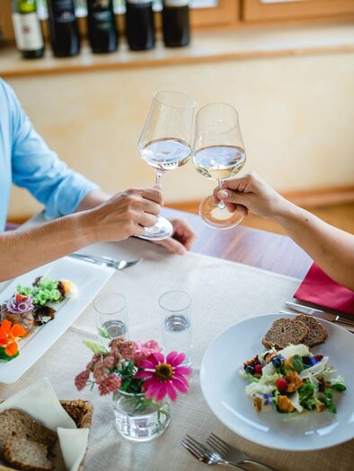 Ein romantisches Abendessen für zwei Personen mit gesunden Gerichten und einem schönen Tischsetting. Die Gäste stoßen mit Gläsern an und genießen die Atmosphäre. | © Karin Bergmann