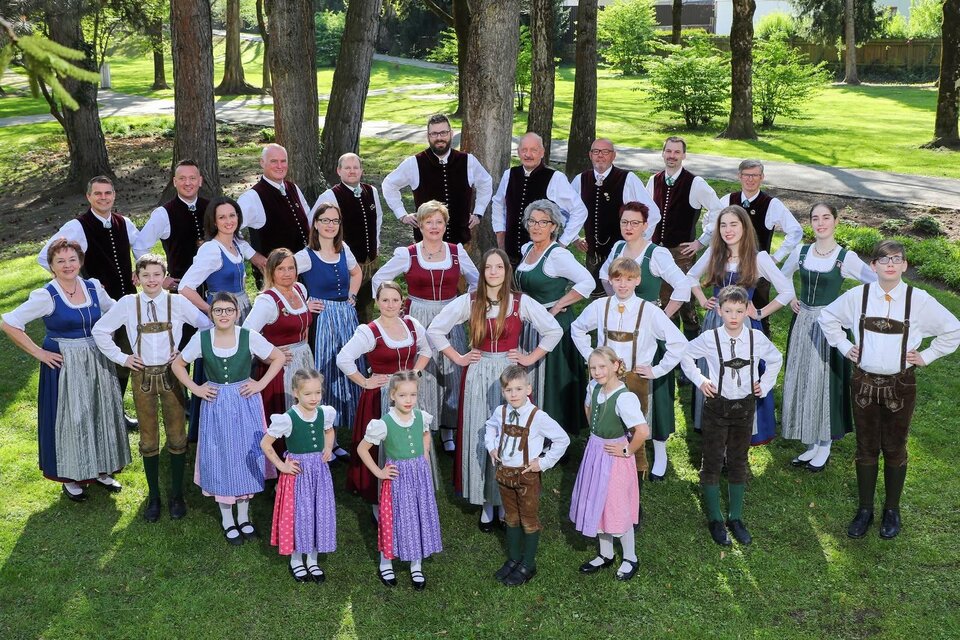 Das Bild zeigt verschiedene Szenen vom Herbstfest, darunter eine spielende Person mit einem Akkordeon und tanzende Paare. Im Hintergrund sind herbstliche Farben zu sehen, die eine festliche Stimmung vermitteln. | © Steierherzen Seegraben