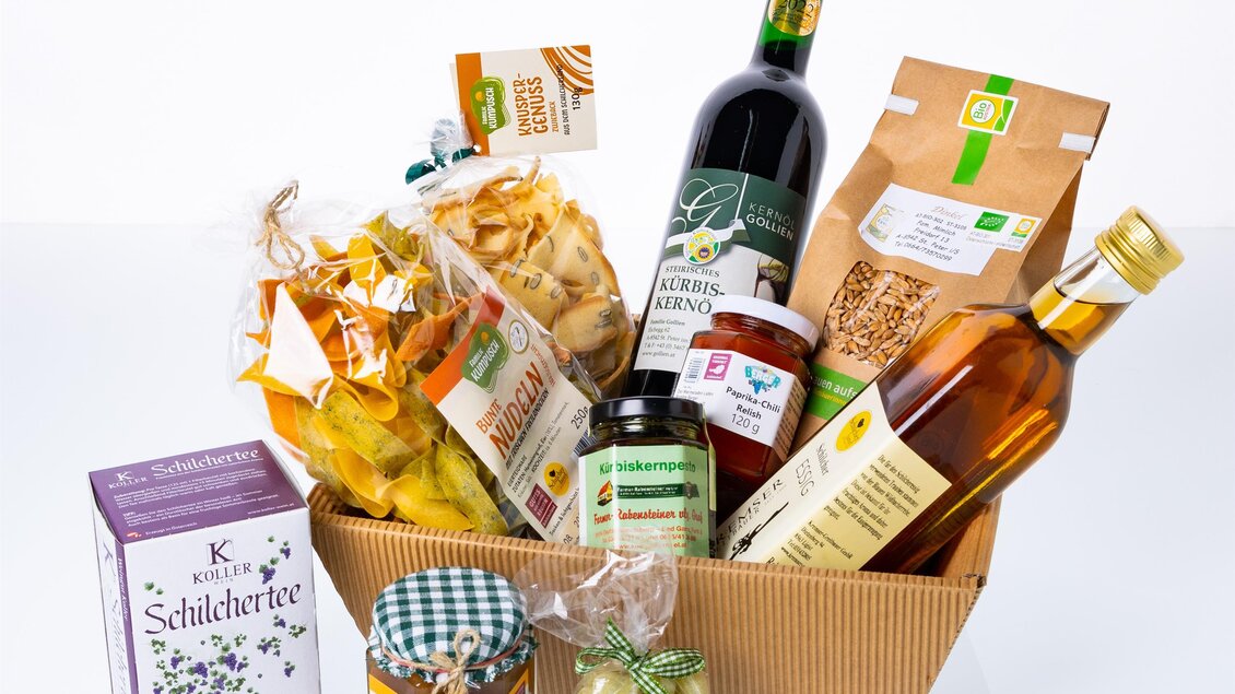 Ein Geschenkkorb mit verschiedenen Leckereien, darunter Wein, Öl und Snacks. Die Produkte sind in ansprechenden Verpackungen dargestellt. | © Verein Schilcherland Spezialitäten