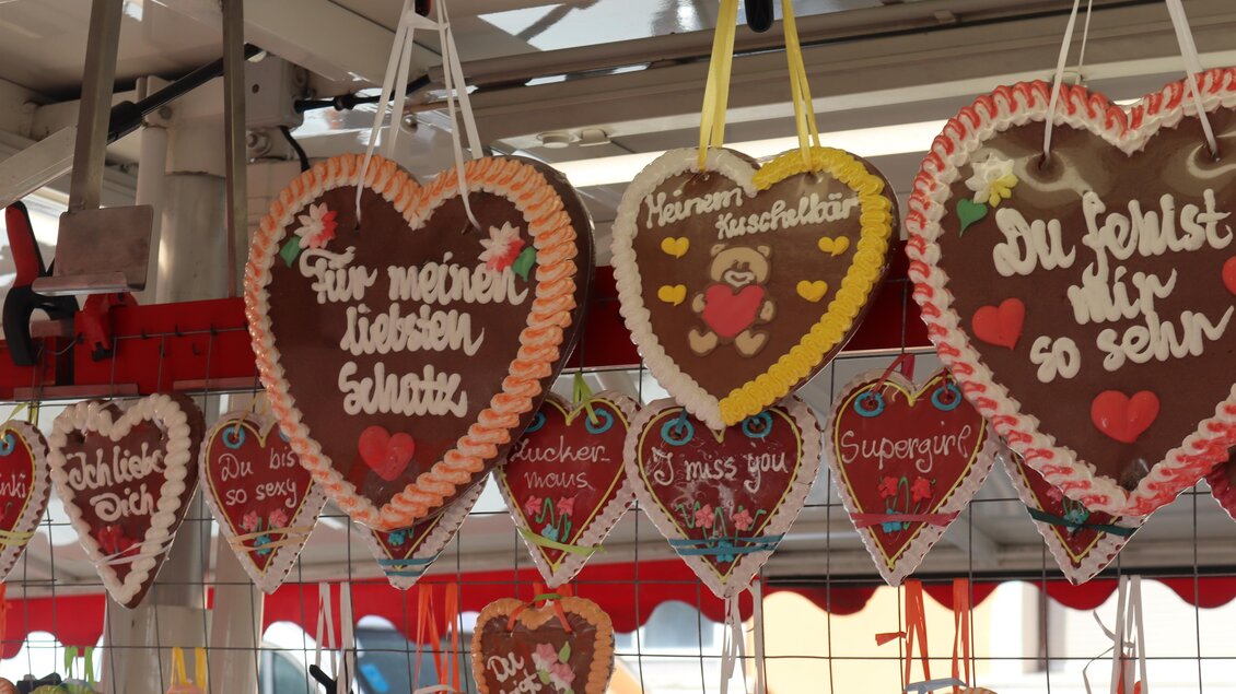 Der Stand zeigt liebevoll dekorierte Lebkuchenherzen. Jedes Herz trägt eine individuelle Botschaft in bunten Schriftzügen. | © Gemeinde Pölfing Brunn
