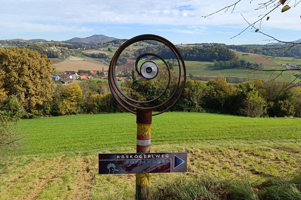 Wandern am Kaskögerlweg in Poppendorf bei Gnas mit herrlichem Ausblick über die sanfte Hügellandschaft des Thermen- & Vulkanlands.

 | © Daniela Paluc