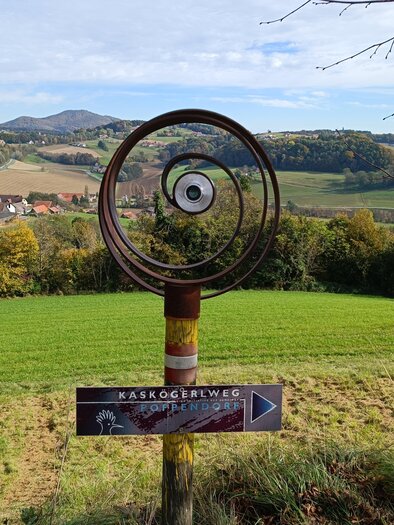 Wandern am Kaskögerlweg in Poppendorf bei Gnas mit herrlichem Ausblick über die sanfte Hügellandschaft des Thermen- & Vulkanlands.

 | © Daniela Paluc