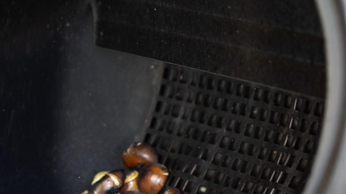 Eine schwarze Öffnung mit gerösteten Kastanien darin. Die Kastanien sind braun und leicht glänzend. | © Gut Moser