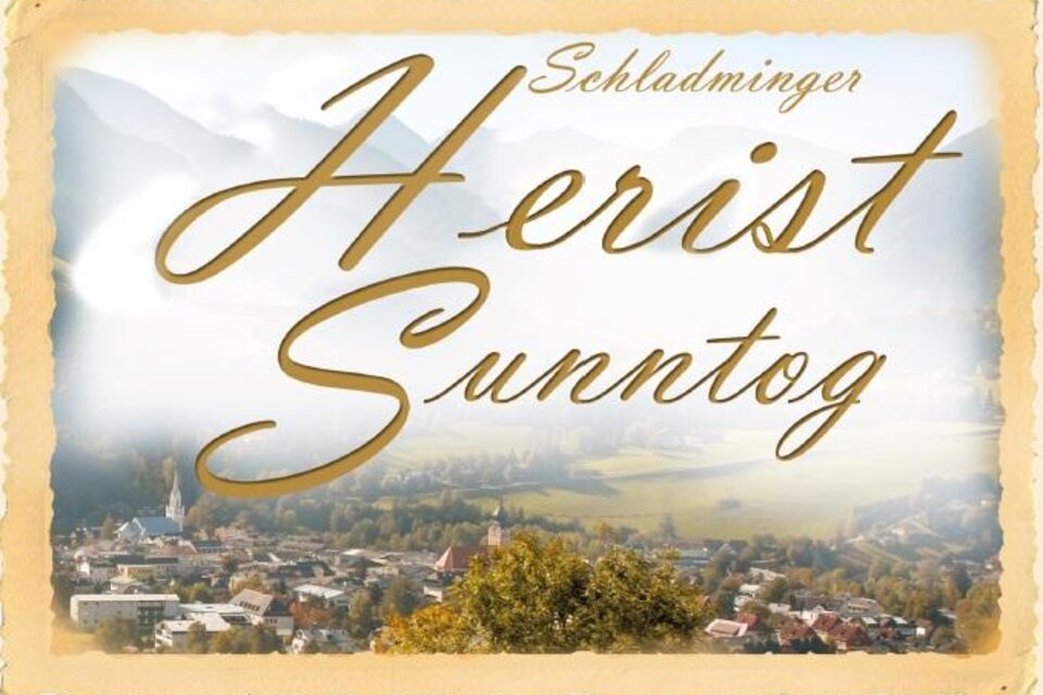 Ein malerisches Dorf in den Bergen mit einem schönen Ausblick auf die umliegende Landschaft. Der Schriftzug "Schladminger Herist Sunntog" ist prominent dargestellt. | © Quelle